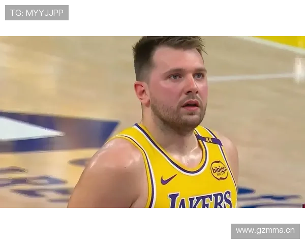 怀特无球跑动撕裂防线迫使东契奇换防提升三分空间