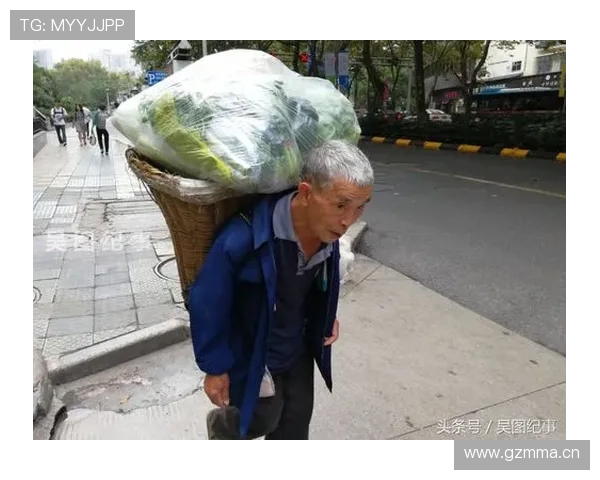 高磊训练完直接去接孩子放学，背的包比我妈买菜还旧